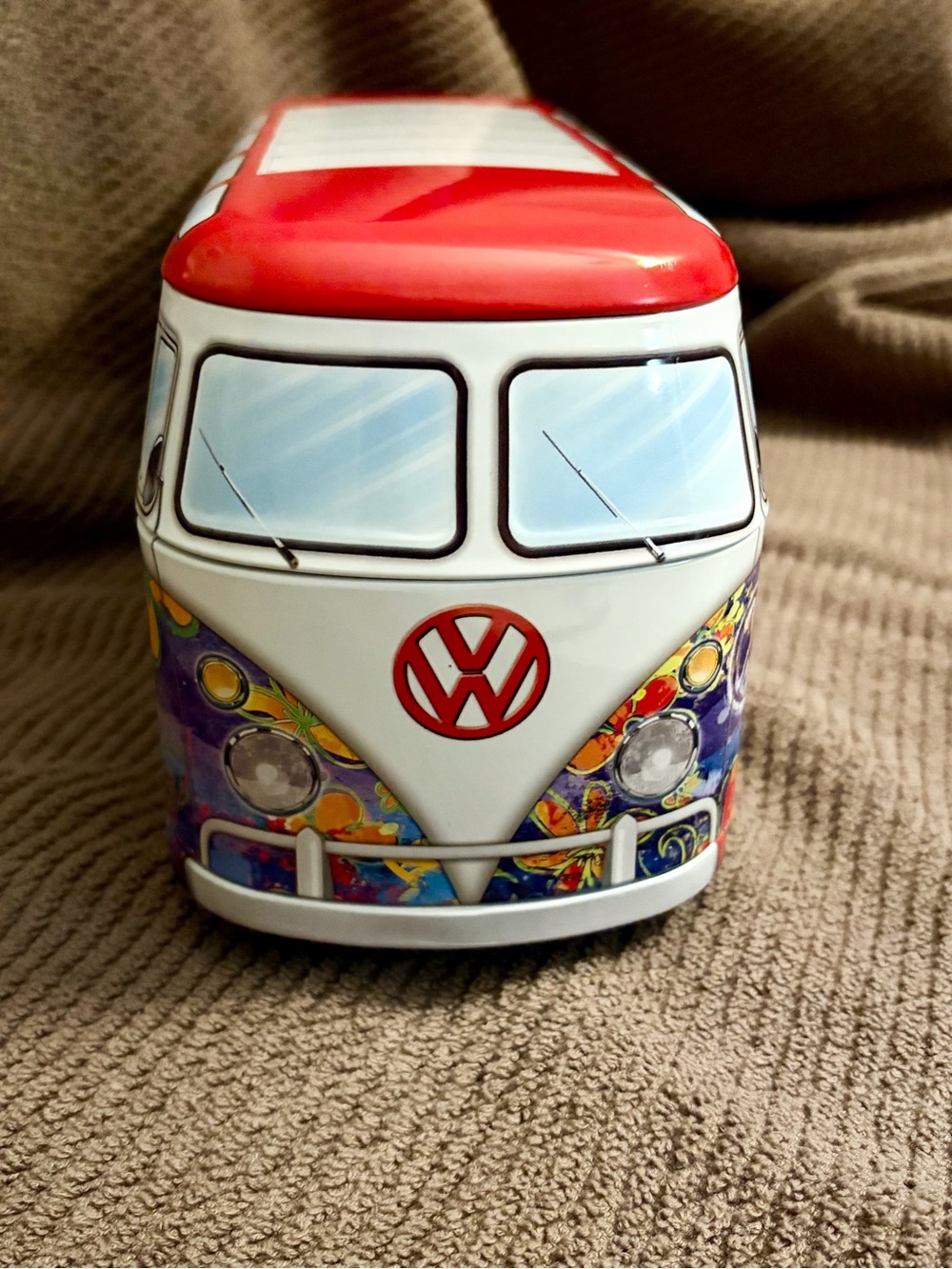 EuroGraphics VW Wave Hopper 550-Piece Puzzle packaged in a collectible, bus-shap - Picture 5 of 8